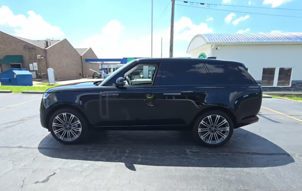 2023 Land Rover Range Rover SE Side Profile